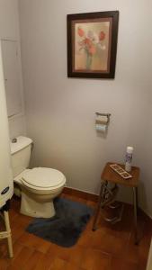 a bathroom with a toilet and a table and a picture at Appartement tout équipé pour 4per parking privatif in Suresnes