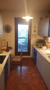 a kitchen with a window and a table and a chair at Appartement tout équipé pour 4per parking privatif in Suresnes