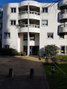 duży biały budynek z mnóstwem okien w obiekcie Appartement tout équipé pour 4per parking privatif w mieście Suresnes