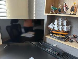 TV o dispositivi per l'intrattenimento presso 三木三白包棟民宿