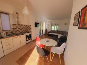 a kitchen and living room with a table and chairs at Apartman MatiNik in Mionica