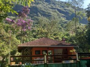 Uma vista da montanha tirada da pousada 