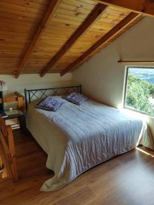 1 dormitorio con 1 cama en una habitación con ventana en La casa de chocolate 1, en Bogotá