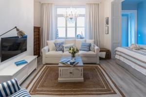 a living room with a couch and a bed at Villa Wickenburg in Salzburg