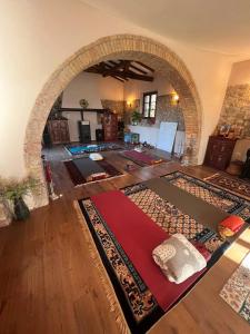 Un arco en una habitación con una alfombra en el suelo en Casale Saundarya - yoga e ayurveda in Toscana en Casciana Terme