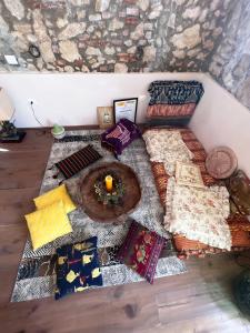 Een zitgedeelte bij Casale Saundarya - yoga e ayurveda in Toscana