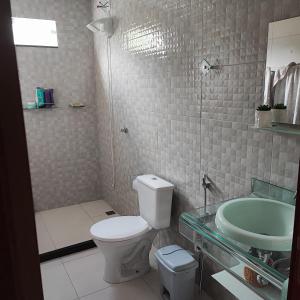 a bathroom with a toilet and a sink at Recanto das Montanhas in Santa Teresa