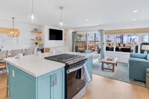 eine Küche mit blauen Schränken und ein Wohnzimmer in der Unterkunft Balboa Beauty in Newport Beach