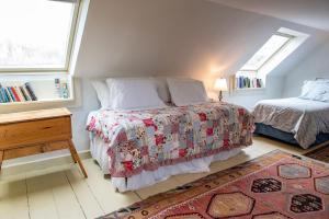 une petite chambre avec un lit et une fenêtre dans l'établissement Parker Head House Popham Beach Phippsburg, à Phippsburg