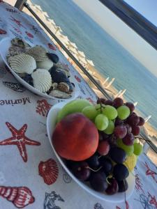 due ciotole di frutta sedute su un tavolo accanto a una finestra di Aktis Sea View Studios a Perea