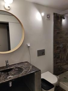 bagno con lavandino, specchio e servizi igienici di Poial da Bia a Mértola
