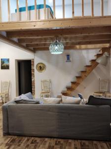 salon z kanapą i schodami w obiekcie Poial da Bia w mieście Mértola
