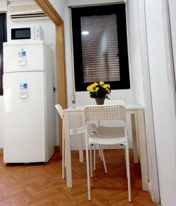 a small kitchen with a table and a refrigerator at Hostel Pepe Viajes in Madrid