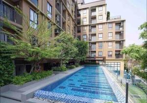 een zwembad voor een gebouw bij 1bedroom condo near BTS Onnut station in Amphoe Phra Khanong