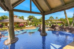 een zwembad in een resort met een gedeelte met stroomversnelling bij Nihilani 31A in Princeville