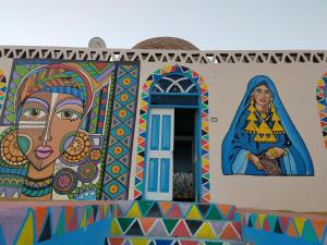 um mural ao lado de uma casa em البيت النوبي em Naj‘ al Maḩaţţah
