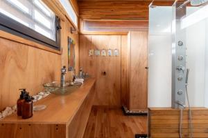a bathroom with a sink and a glass bowl at Eco Casa de Diseño en las Sierras in San Esteban