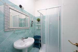 uma casa de banho com um lavatório e um chuveiro em Lucky Holiday Rooms em Roma