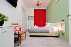 um quarto com uma cama e uma cortina vermelha em Lucky Holiday Rooms em Roma