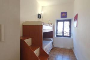 a small room with a bunk bed and a window at Casa Gernetto in Lesmo