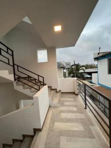 een balkon met een trap en uitzicht op de oceaan bij Apartamento Violeta con Impresionante Vista al Mar in Playas