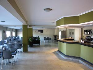 Lounge alebo bar v ubytovaní Duerming Montalvo Playa Hotel + 21 fotografií
