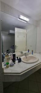 um balcão de banheiro com pia e espelho em Palma Resort em Hurghada