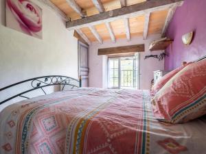 Un dormitorio con una cama con paredes rosas y una ventana en Beautiful holiday home in Salles with Garden, en Salles