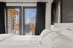 una camera con letto bianco e balcone di Timber Ridge Retreat a Swiss