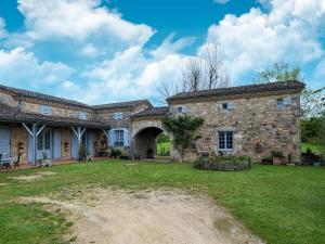 una antigua casa de piedra con un gran patio en Beautiful holiday home in Salles with Garden, en Salles