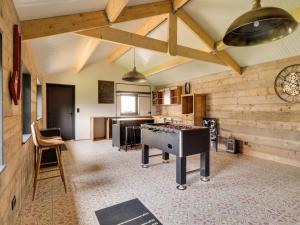 Habitación con mesa de billar y mesa de ping pong en Luxurious 5-star house in Limburg with jacuzzi, a paradise for families en Bree