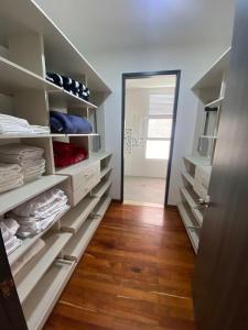 un armario con estanterías blancas y una puerta y un pasillo en Casa Campestre Condominio El Tesoro Vía Termales de Santa Rosa de Cabal en Santa Rosa de Cabal