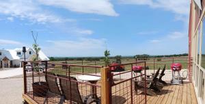 - Balcón con mesa y vistas al campo en Whitetail Meadows Ranch, en Johnson City