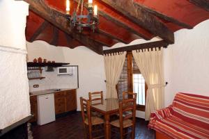 cocina con mesa y sillas en una habitación en Cuevas Del Zenete en Alcudia de Guadix