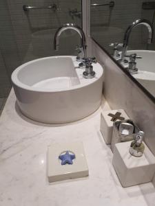 un baño con lavabo con una estrella azul en Flat TOP em Itaparica en Itaparica Town