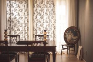 西歸浦的住宿－Villa de alliance，一间带桌子和窗户的用餐室