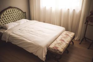 西歸浦的住宿－Villa de alliance，一间卧室配有一张床和一个带窗户的长凳