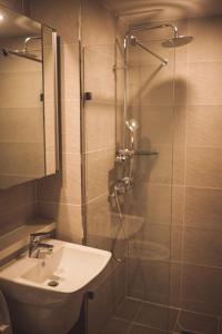 西歸浦的住宿－Villa de alliance，一间带水槽和玻璃门淋浴的浴室