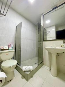 Un baño con ducha, inodoro y lavabo. en Apartamento completo -Acuario Suites, en La Paz