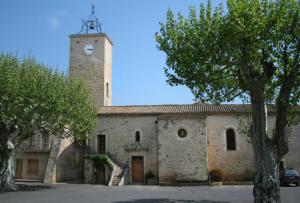 un edificio con una torre de reloj encima en Villa Fontilha en Usclas-lʼHérault
