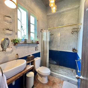 Ένα μπάνιο στο MIRAMONTI House 賣房間更賣生活