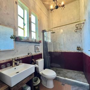 uma casa de banho com um lavatório, um WC e um chuveiro em MIRAMONTI House 賣房間更賣生活 em Xikou