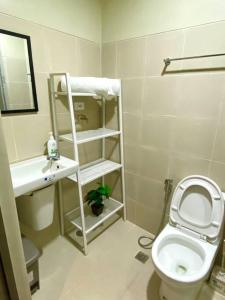 een kleine badkamer met een toilet en een wastafel bij Modern 1-BR Condo Unit in Manilla