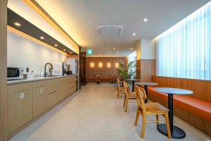 una sala d'attesa in un ospedale con tavoli e sedie di H-Avenue Hotel Geomdan New Town a Incheon