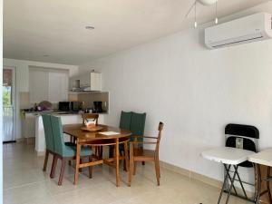 uma cozinha e sala de jantar com mesa e cadeiras em Casa de descanso con alberca en Ayala, Morelos em Tlayecac