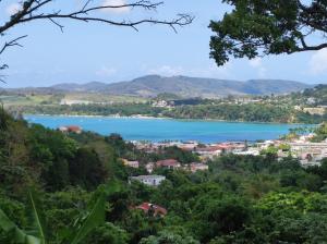 - Vistas al lago desde las colinas en Le Moubin en La Trinité