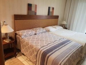 1 dormitorio con 1 cama grande y cabecero de madera en Flat TOP em Itaparica en Itaparica Town