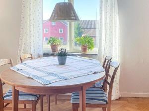 un tavolo da pranzo con sedie e una finestra di Holiday home Ödsmål II a Ödsmål