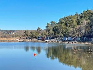 una vista de un lago con un montón de camping en Holiday home Ödsmål II, en Ödsmål