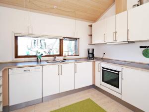 Kuchyň nebo kuchyňský kout v ubytování Holiday home Store Fuglede XXVI